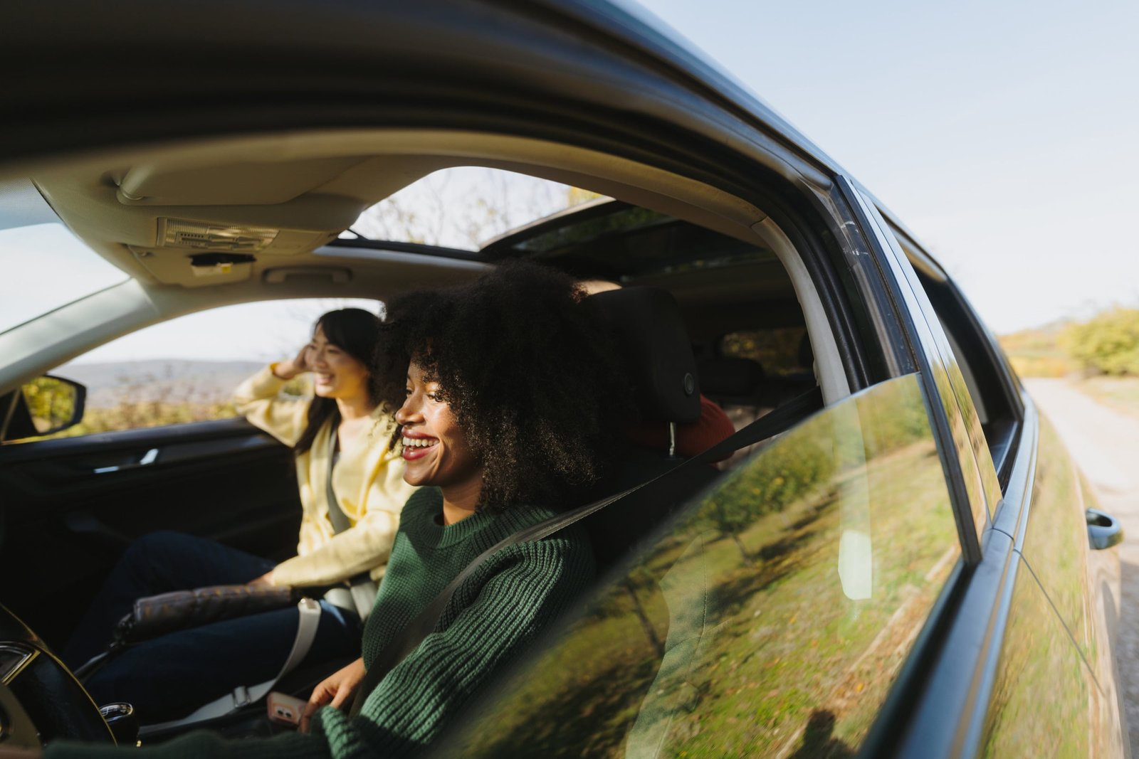 Clientes sorrindo dentro do carro